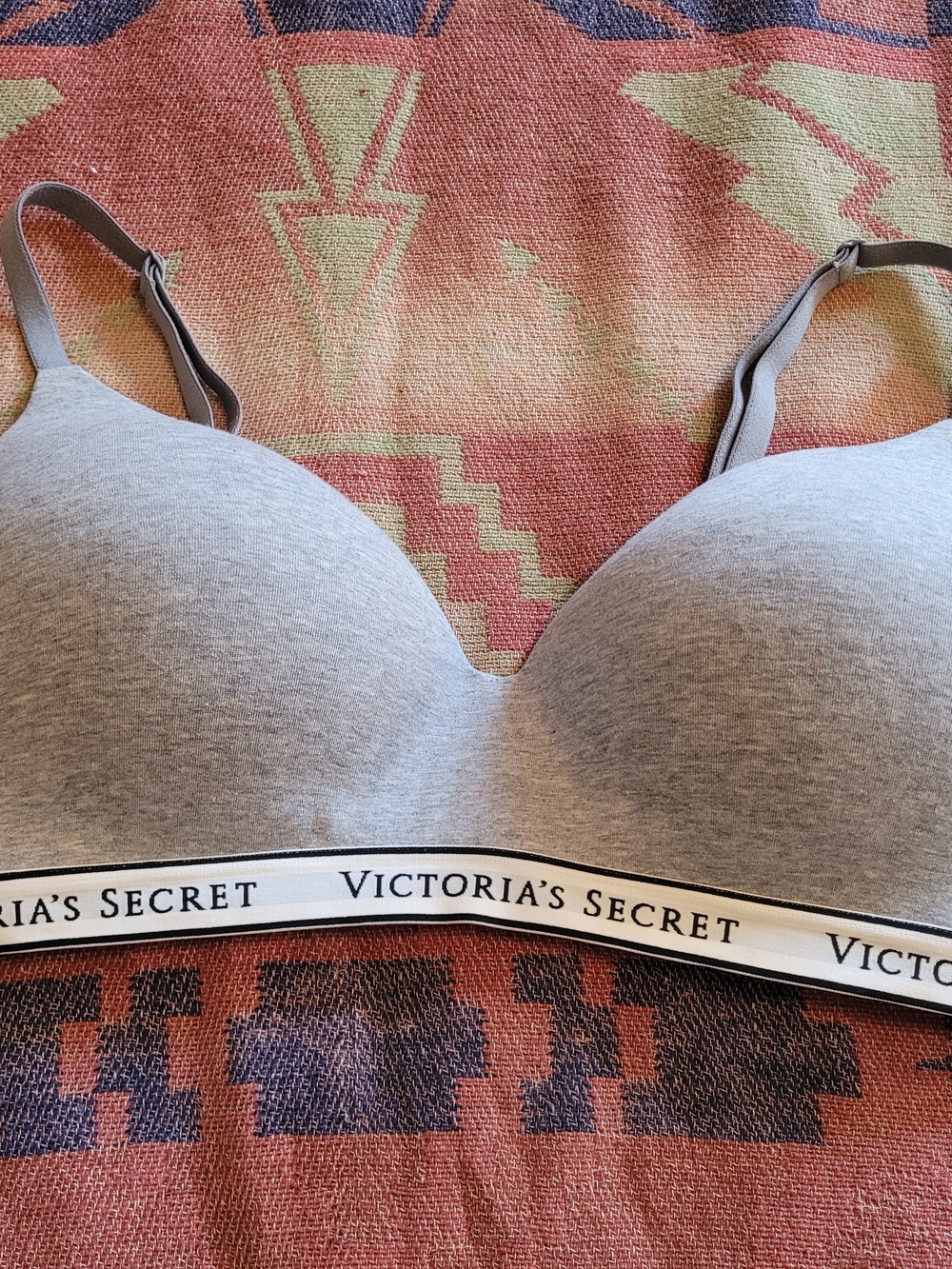 NWT, Victoria's Secret Gray Wireless 38D Comfort Bra - Picture 3 of 4